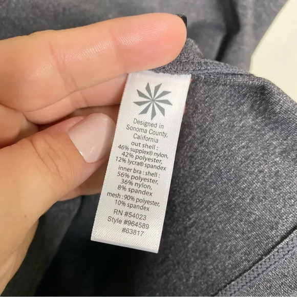 ✨NWT Athleta Gray Striped Built In Bra Fulfillment Tank Top Size Medium - Picture 8 of 9